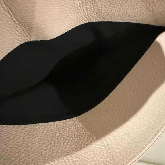 Quilted Cream Shoulder Bag • Pebbled Texture • Gunmetal Chain - Picture 15 of 16